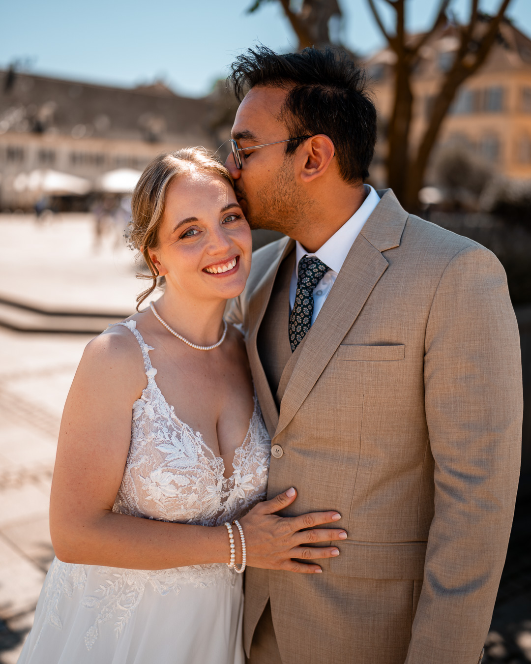 Persönlicher Moment bei der standesamtlichen Hochzeit von Lena und Devvrat