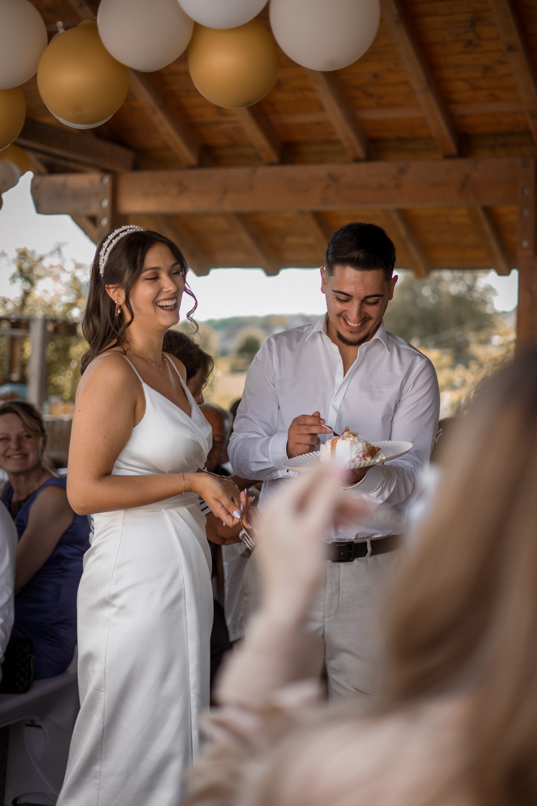 Kristina und Can bei der Hochzeitstorte