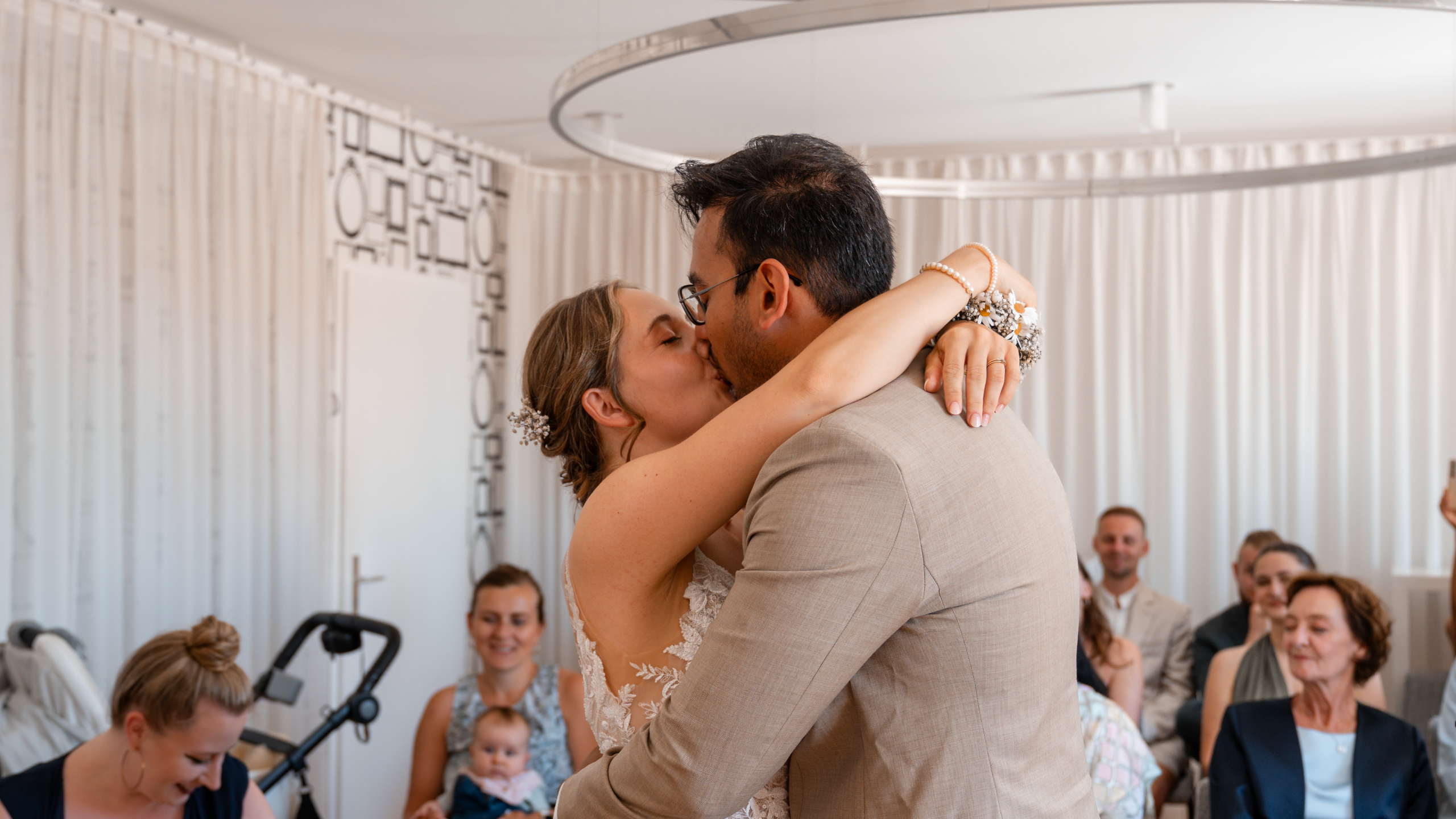 Lena und Devvrat in einem ruhigen Moment nach ihrer Trauung