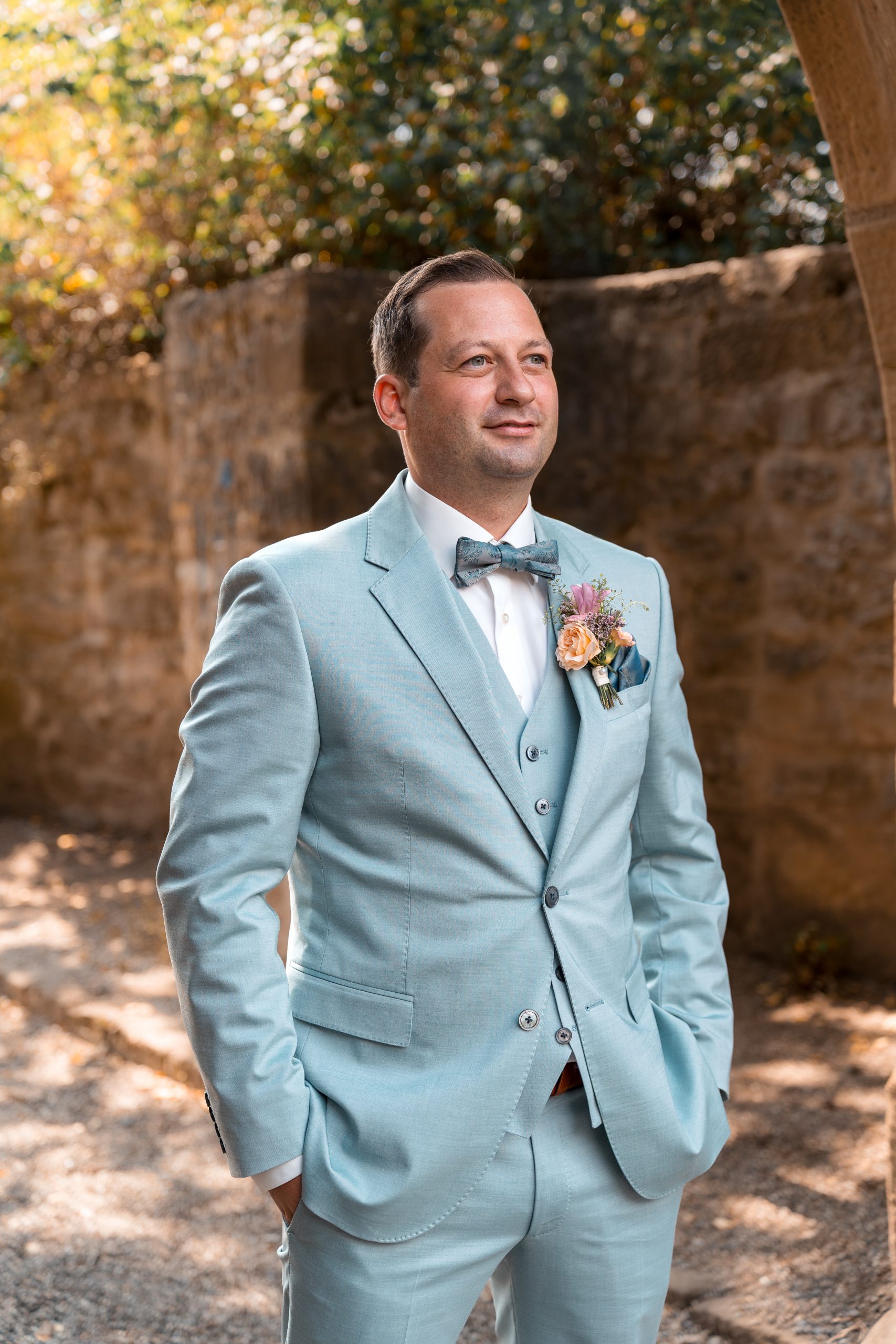 Tom wartet vor dem First Look an der Schlosskapelle Neckarsulm