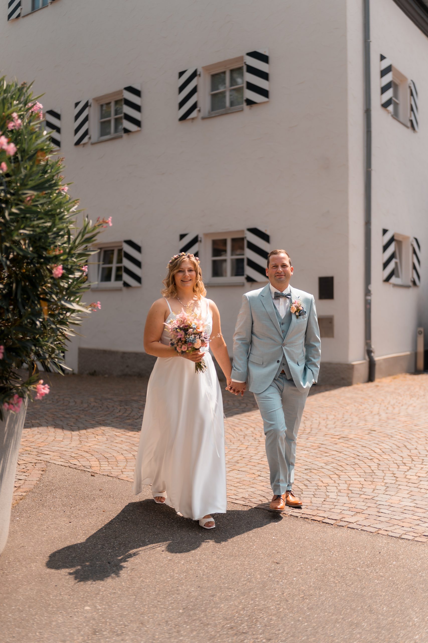 Julia und Tom gehen gemeinsam zur Trauung in der Schlosskapelle Neckarsulm