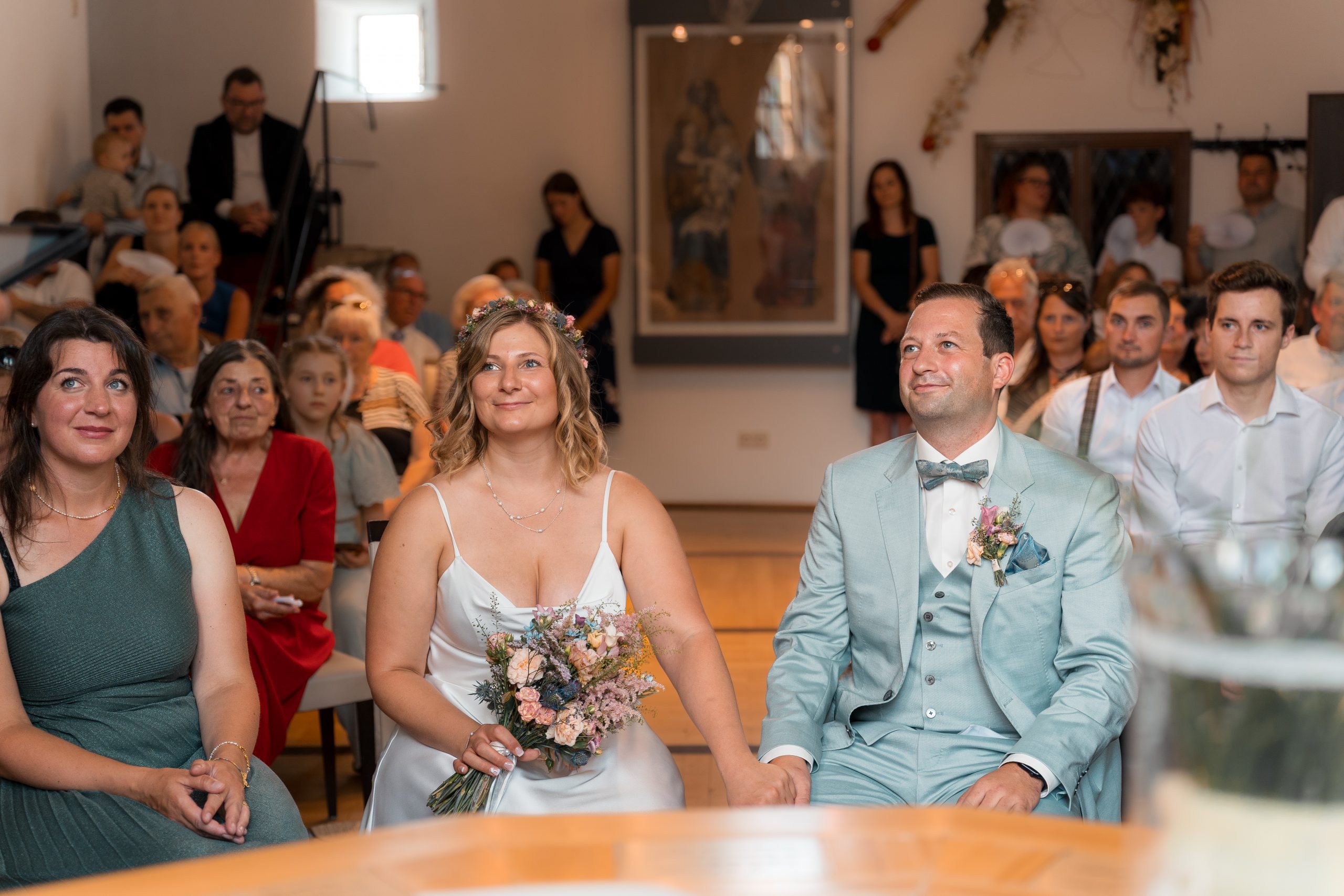 Julia und Tom während ihrer standesamtlichen Trauung
