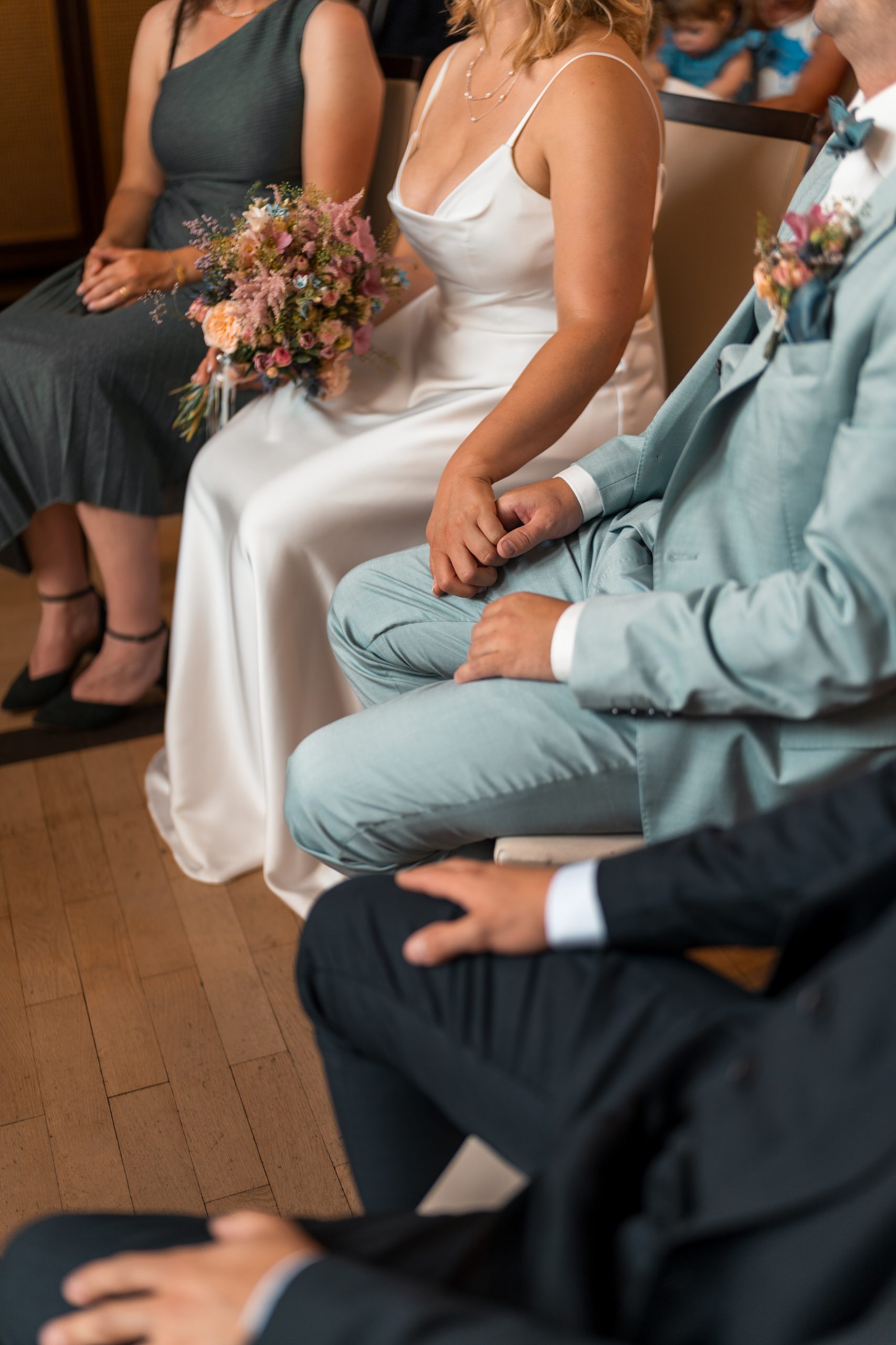 Hände von Julia und Tom während der Trauung