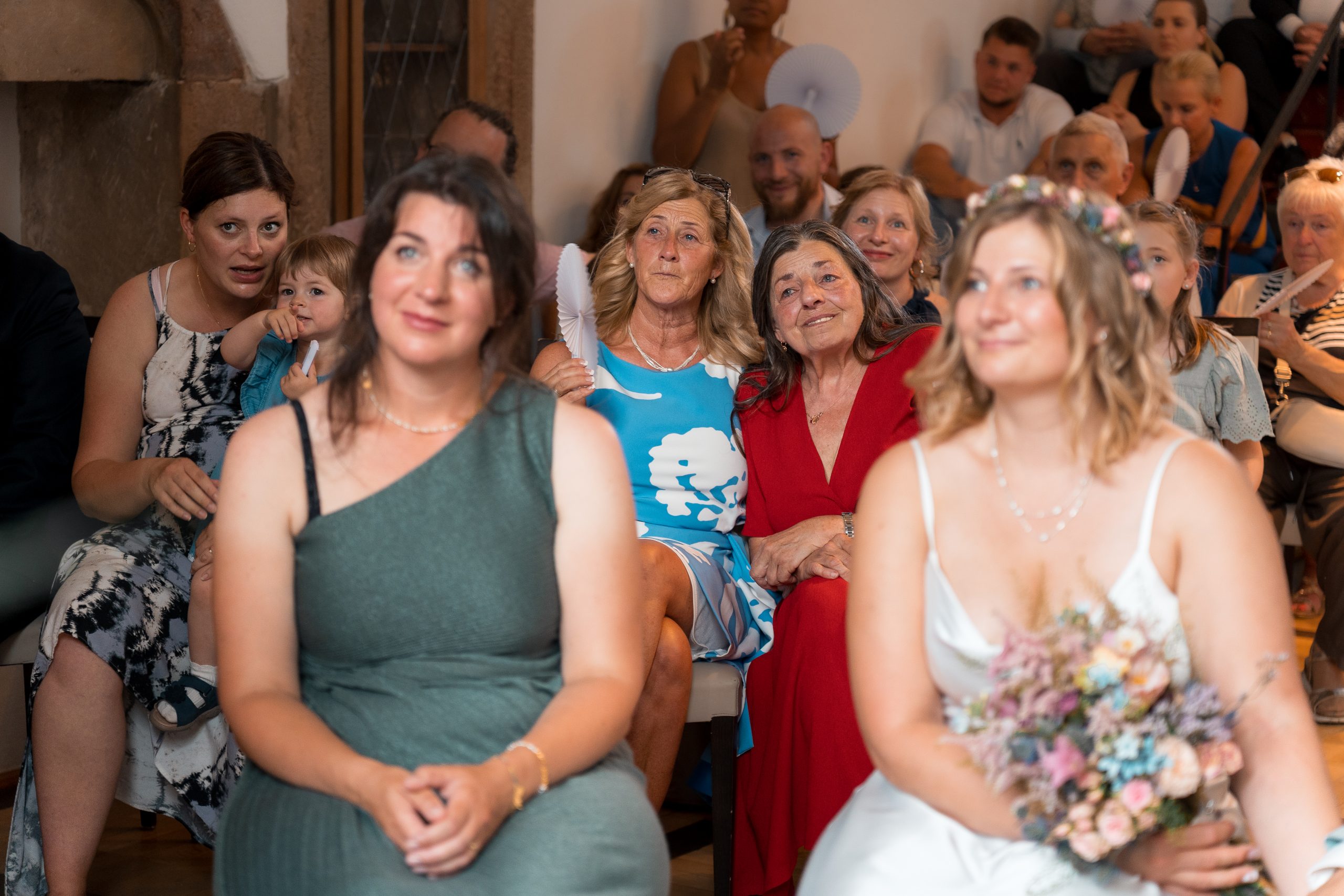 Familienreaktionen während der Trauung von Julia und Tom