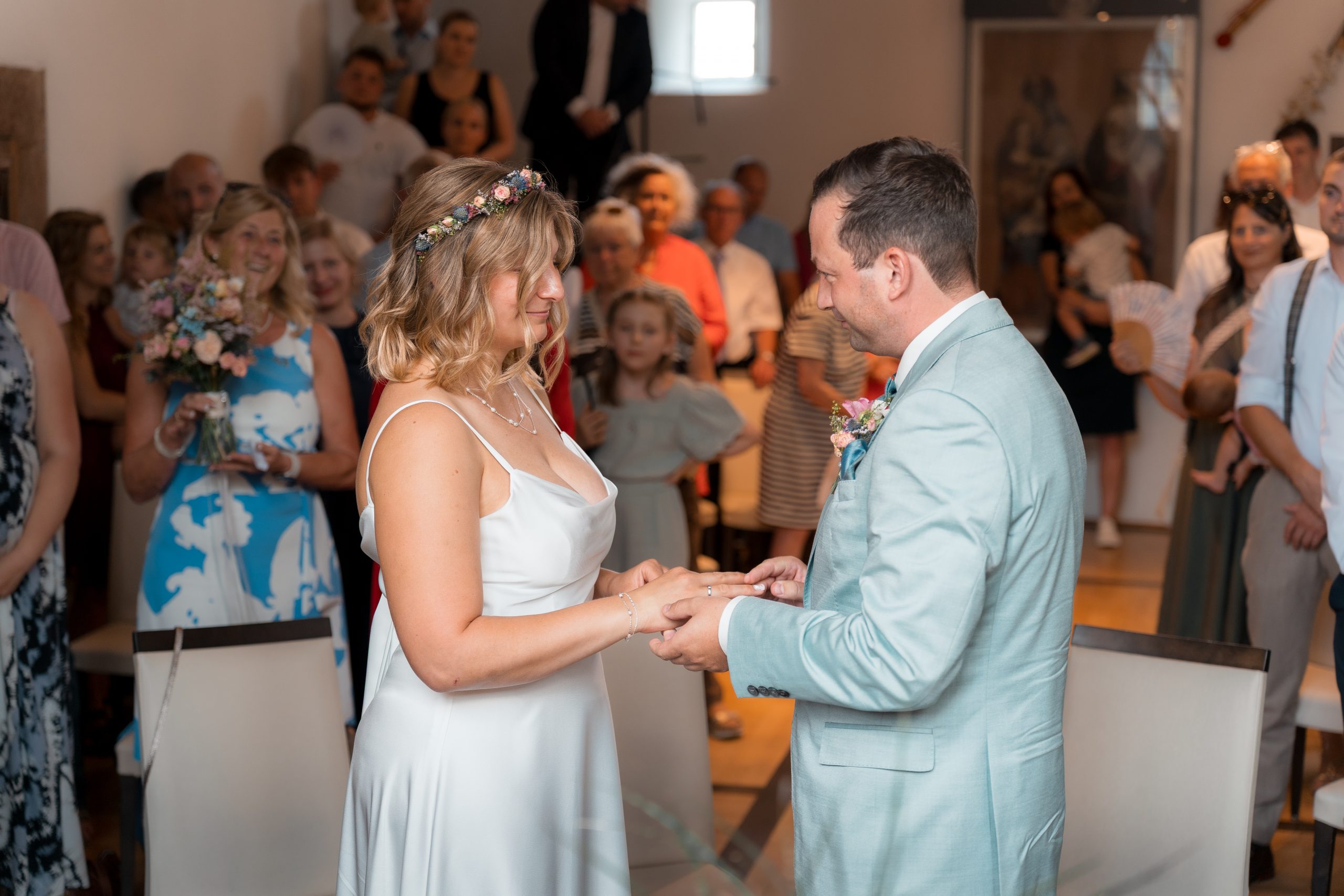 Julia und Tom tauschen die Ringe während ihrer Trauung