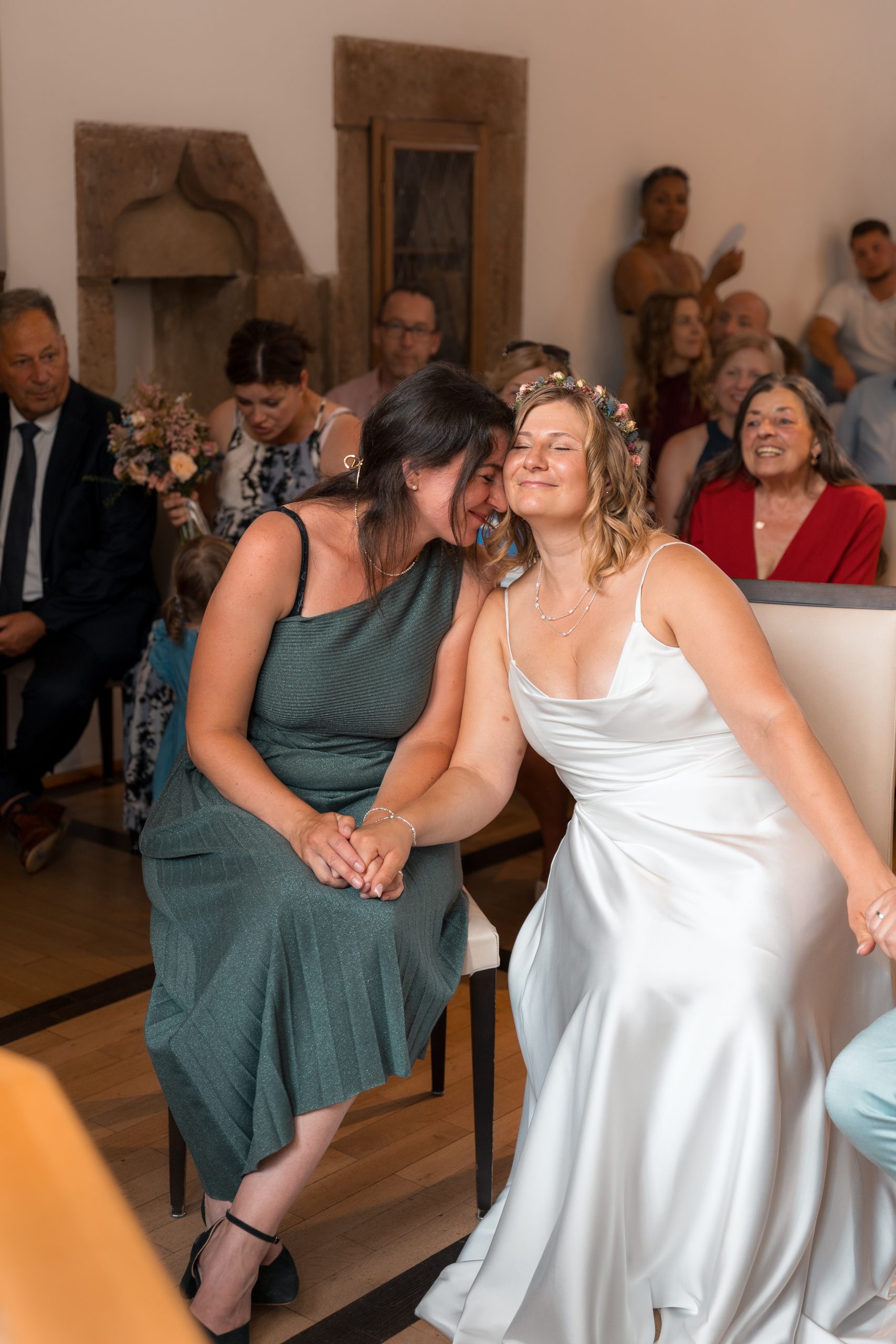 Emotionale Begegnung zwischen Julia und einer ihr nahestehenden Person
