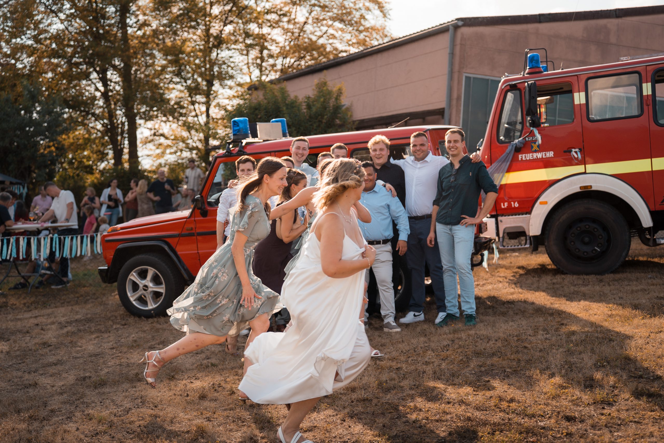 Julia läuft lachend mit einer Freundin nach der Feuerwehr-Überraschung