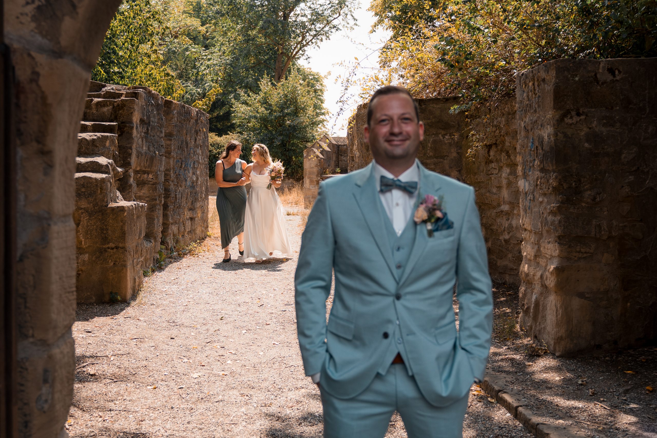 Julia nähert sich Tom beim First Look vor ihrer Hochzeit in der Schlosskapelle Neckarsulm