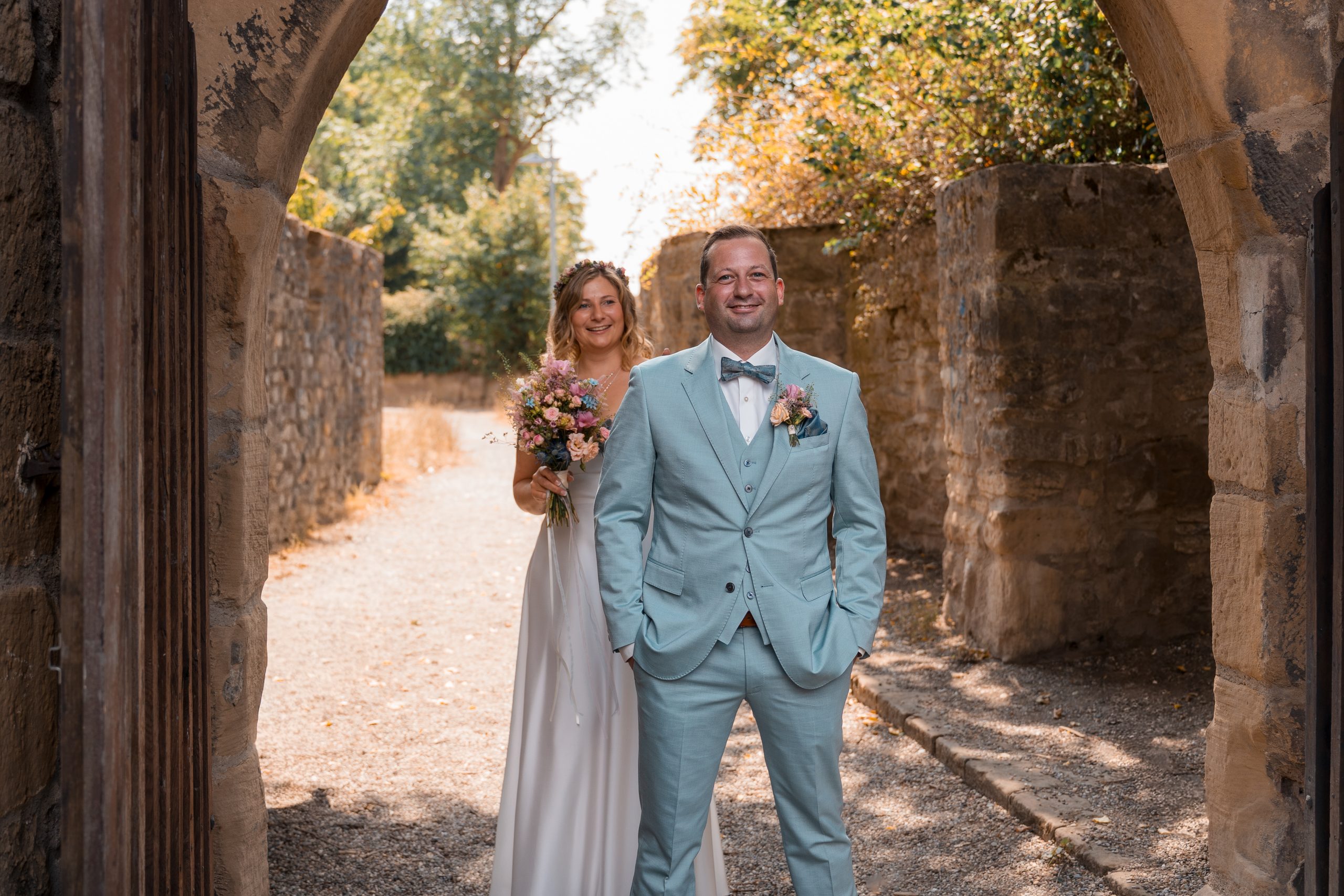 Tom wartet auf Julia beim First Look vor der Schlosskapelle