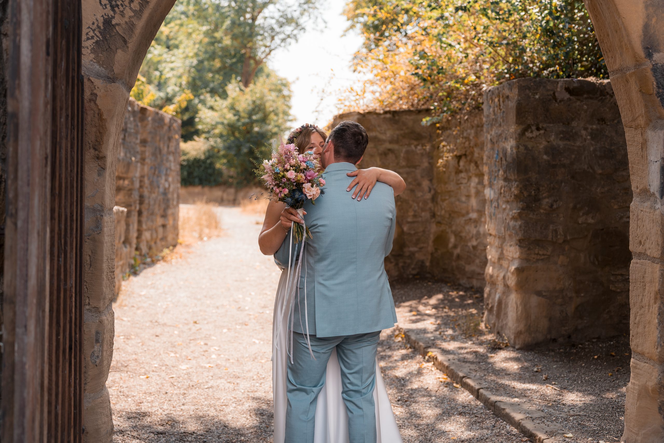 Julia und Tom umarmen sich beim First Look