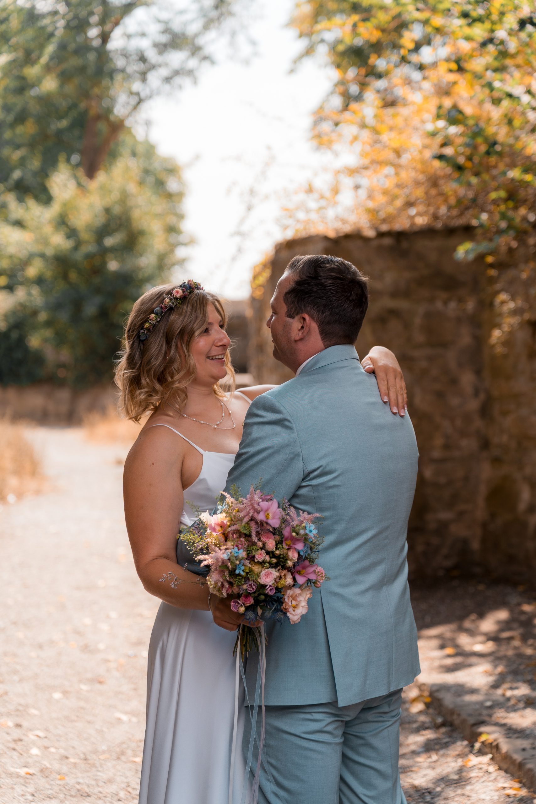 Julia und Tom lachen nach ihrem First Look