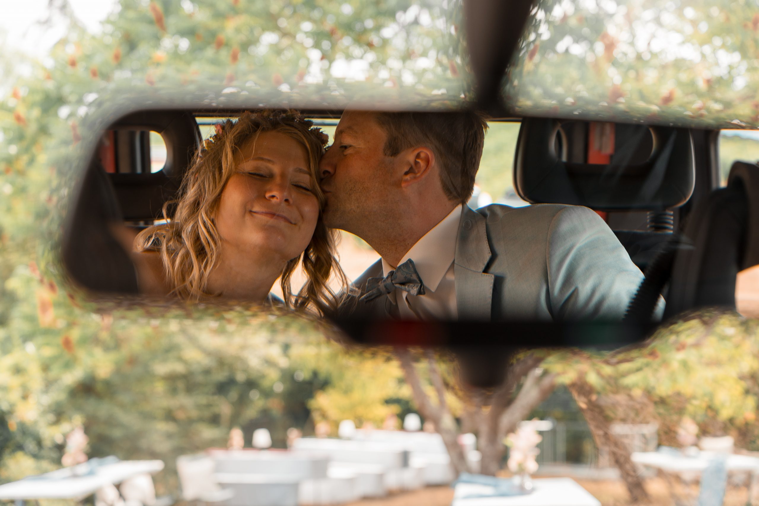 Julia und Tom in einer Spiegelung am Hochzeitstag