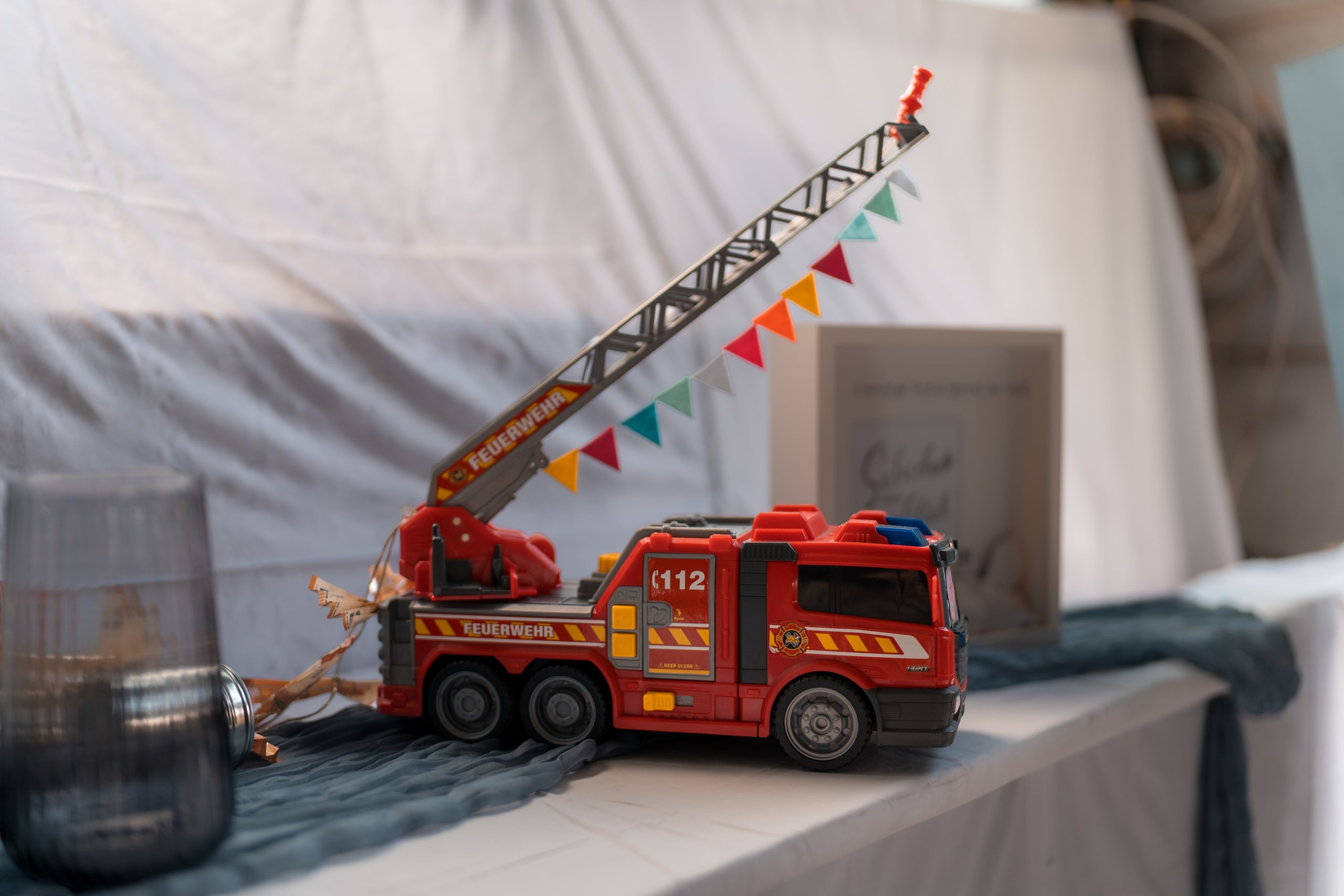 Kleines Feuerwehrfahrzeug als persönliches Hochzeitsdetail