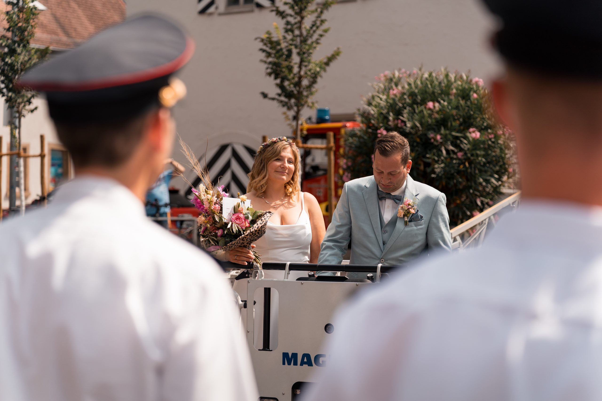 Feuerwehrfreunde bei der Überraschung für Julia und Tom