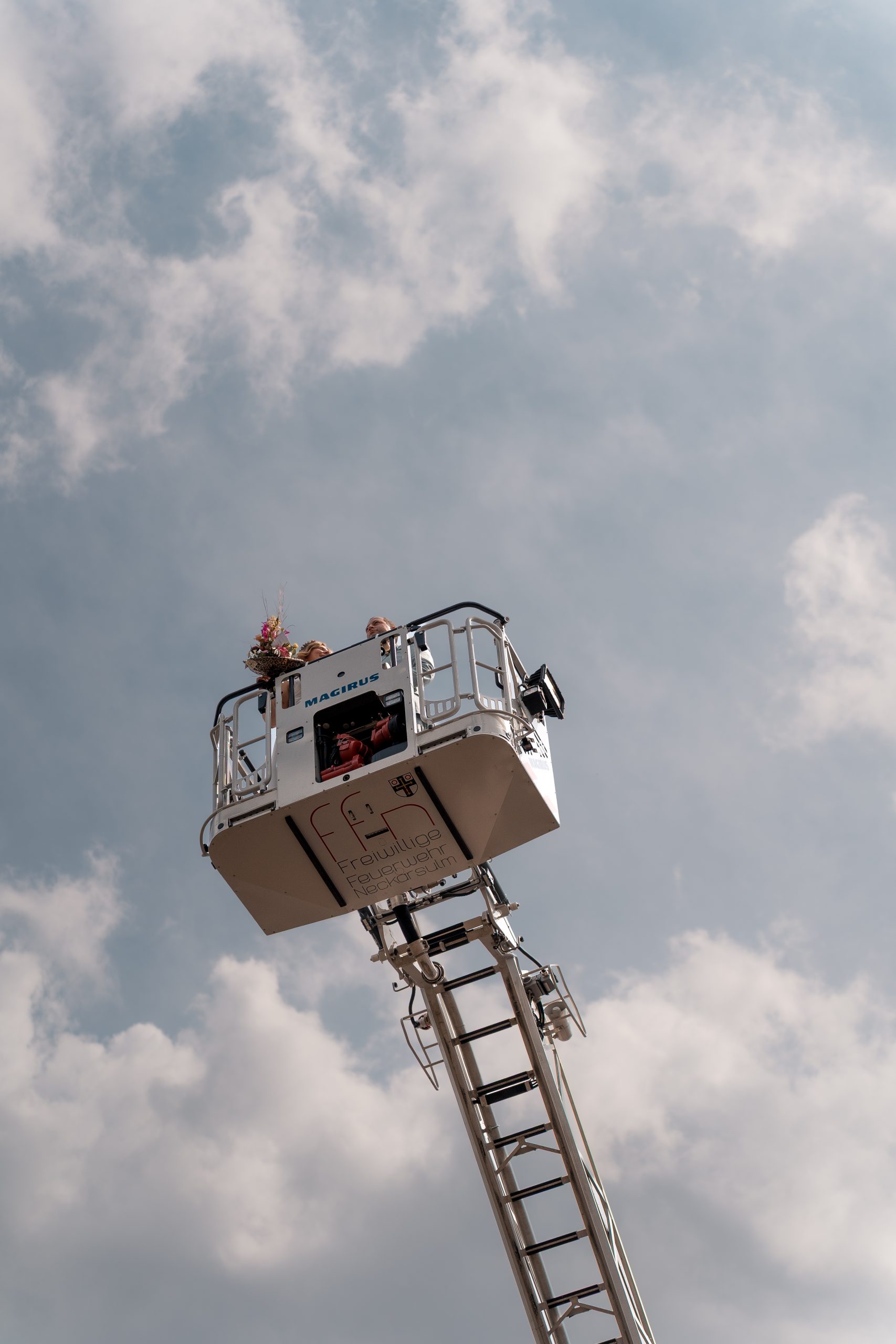 Feuerwehrleiter vor dem Himmel am Hochzeitstag von Julia und Tom