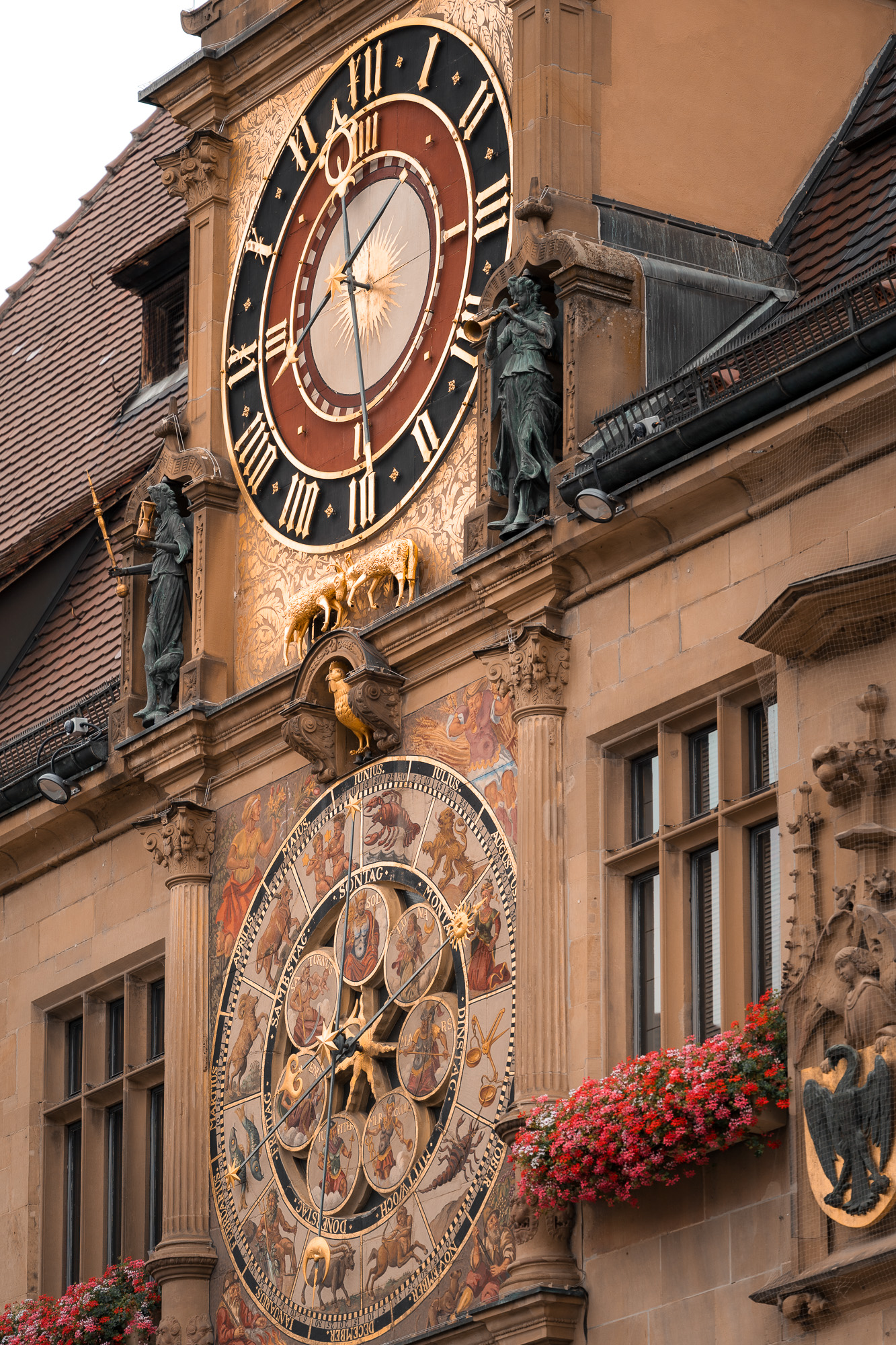 Astronomische Kunstuhr an der historischen Fassade des Rathaus Heilbronn