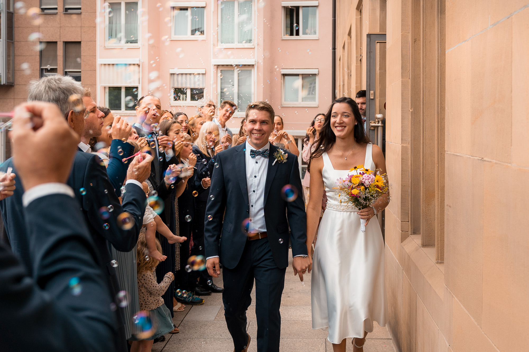 Lucia und Andi beim Auszug aus dem Rathaus Heilbronn zwischen Seifenblasen und Gästen