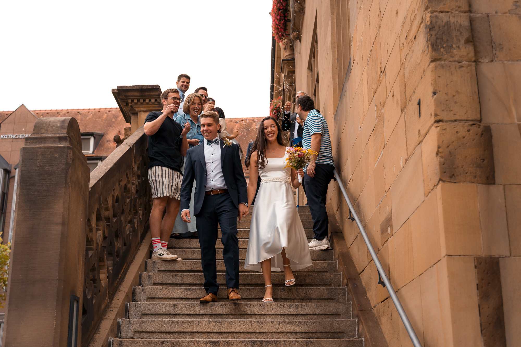 Brautpaar nach der Trauung auf der historischen Treppe des Rathaus Heilbronn