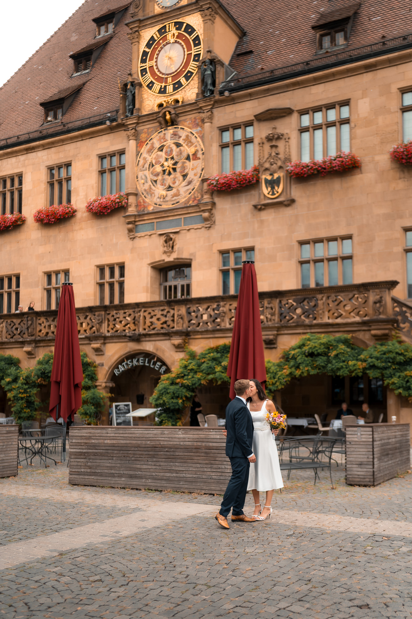 Lucia und Andi küssen sich vor der historischen Fassade des Rathaus Heilbronn