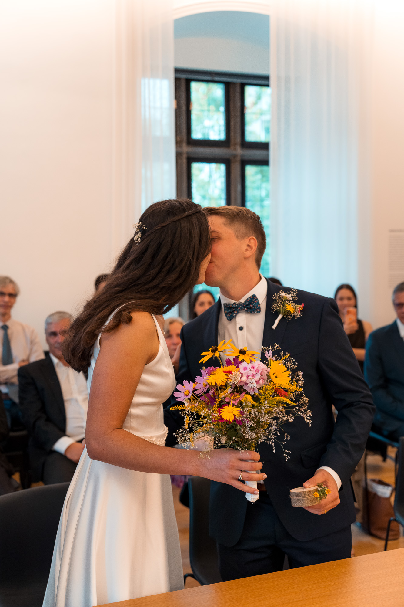 Lucia und Andi küssen sich nach dem Ja-Wort im Rathaus Heilbronn