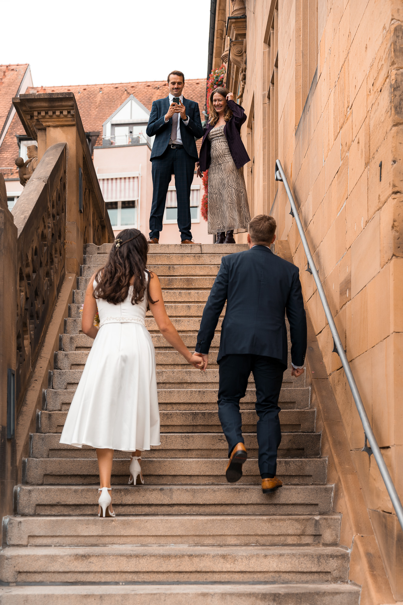 Lucia und Andi auf der historischen Treppe am Rathaus Heilbronn