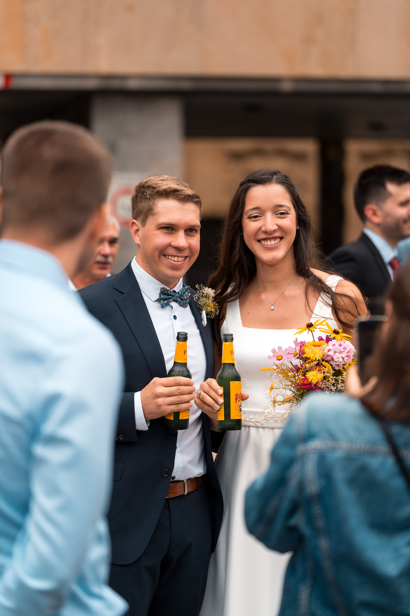 Lucia und Andi beim lockeren Sektempfang nach ihrer standesamtlichen Hochzeit in Heilbronn