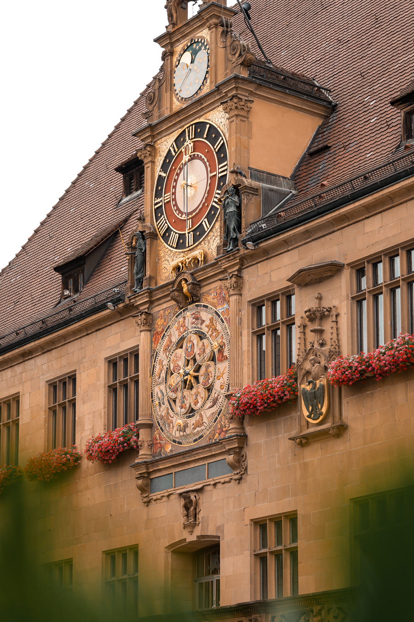 Astronomische Uhr und Sandsteinfassade des historischen Rathauses Heilbronn