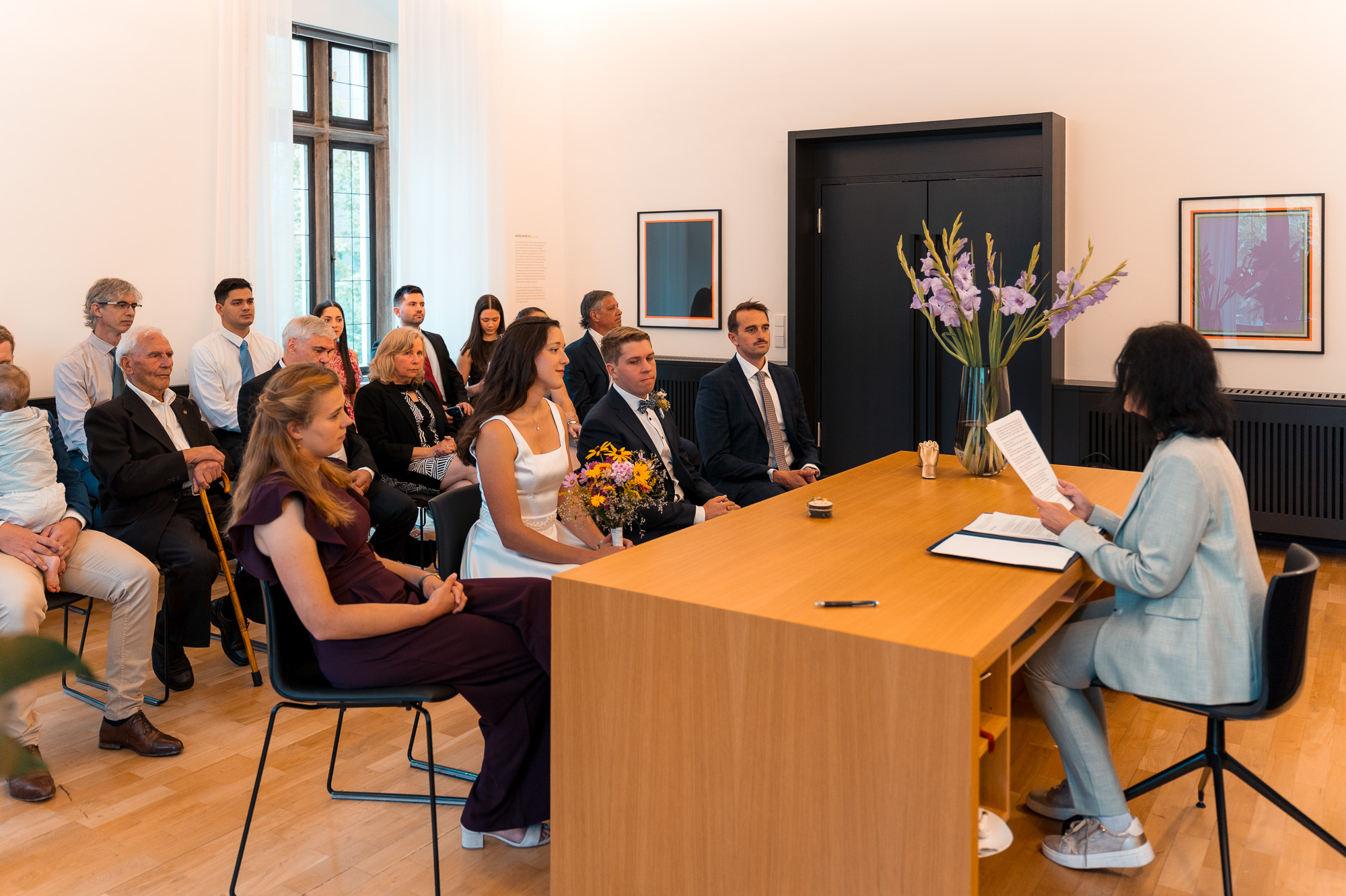 Lucia und Andi mit ihren Gästen während der standesamtlichen Trauung im Rathaus Heilbronn