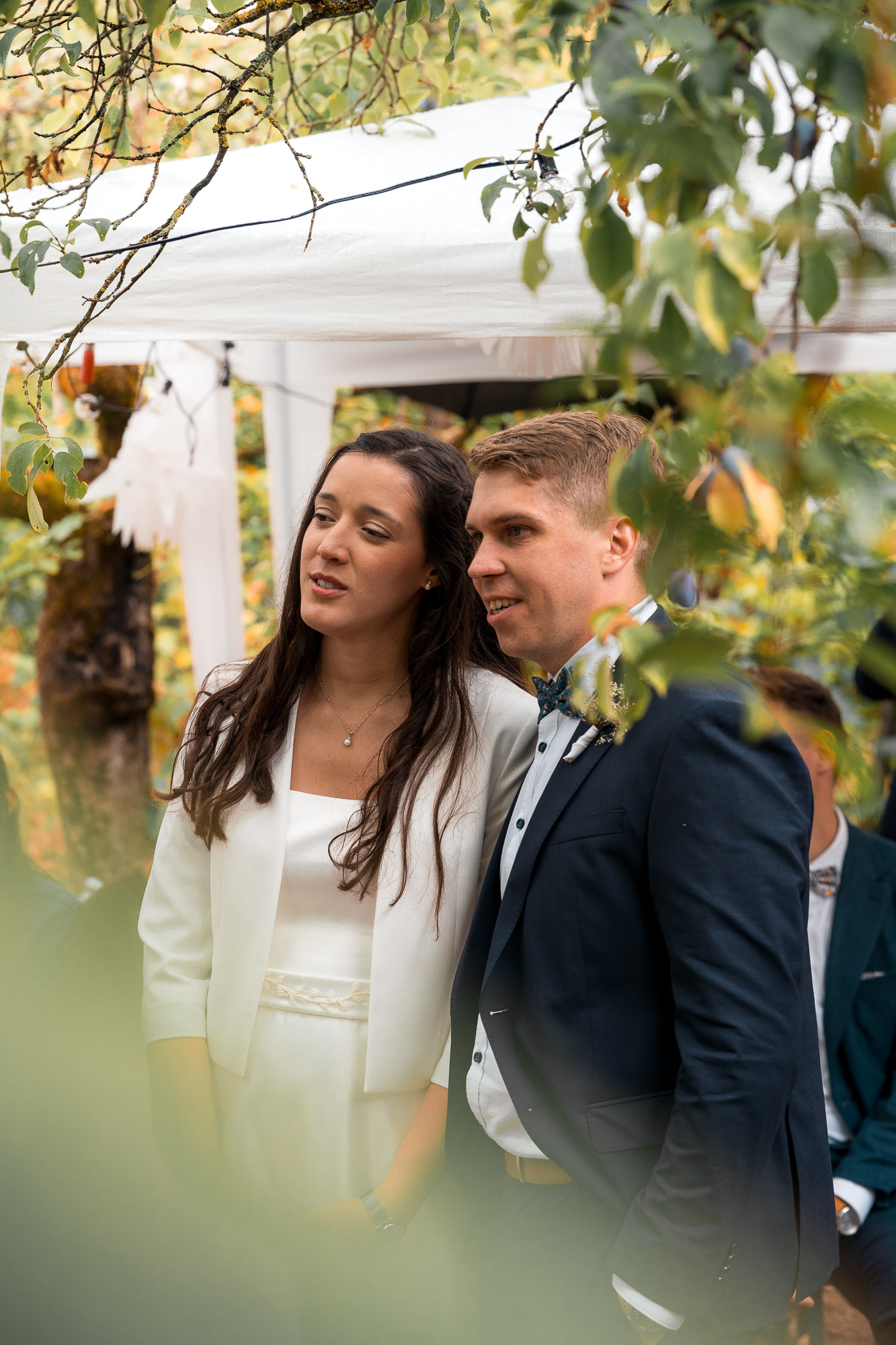 Lucia und Andi hören bei der Gartenfeier gemeinsam einer musikalischen Darbietung zu