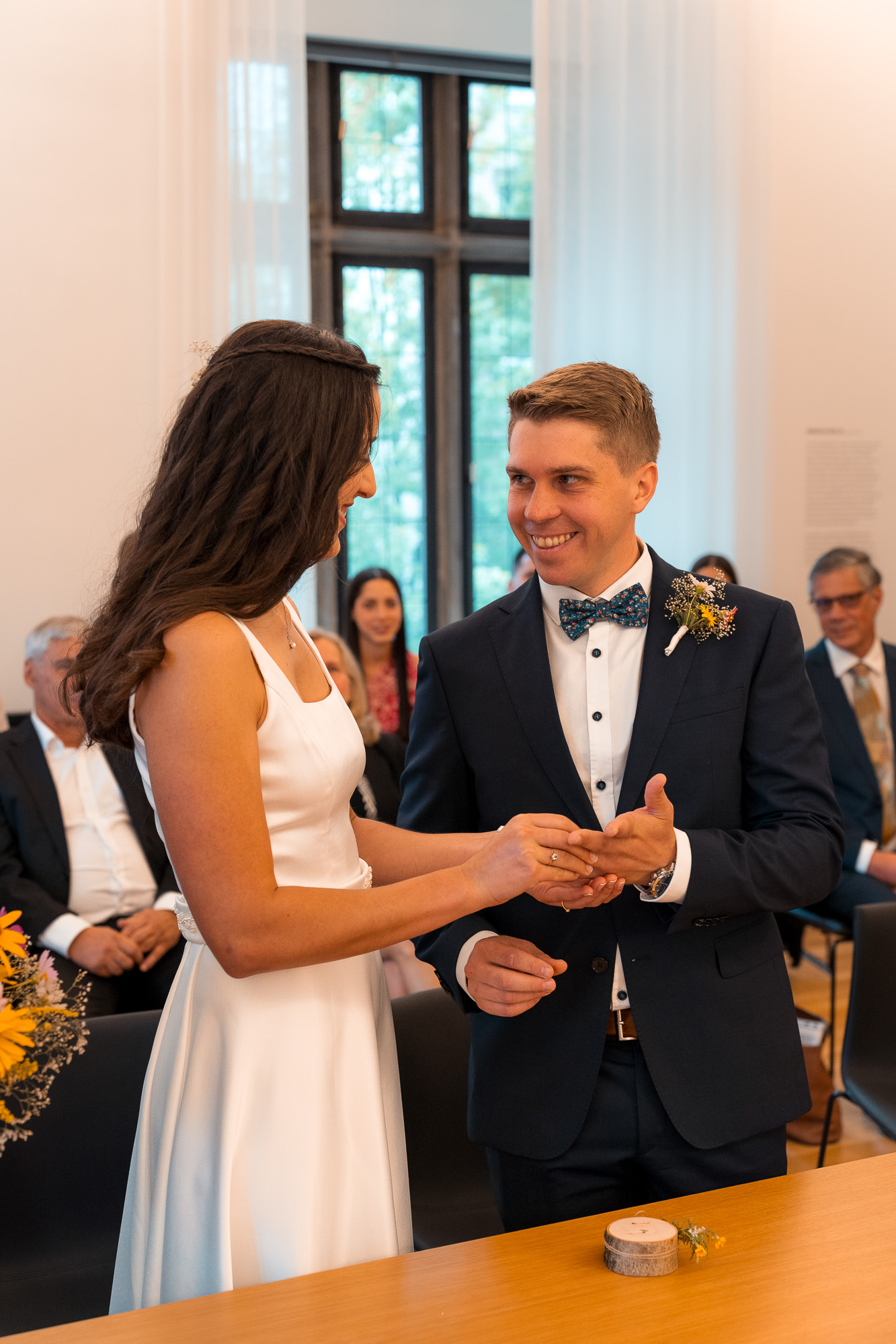 Lucia steckt Andi bei der Trauung im Rathaus Heilbronn den Ehering an